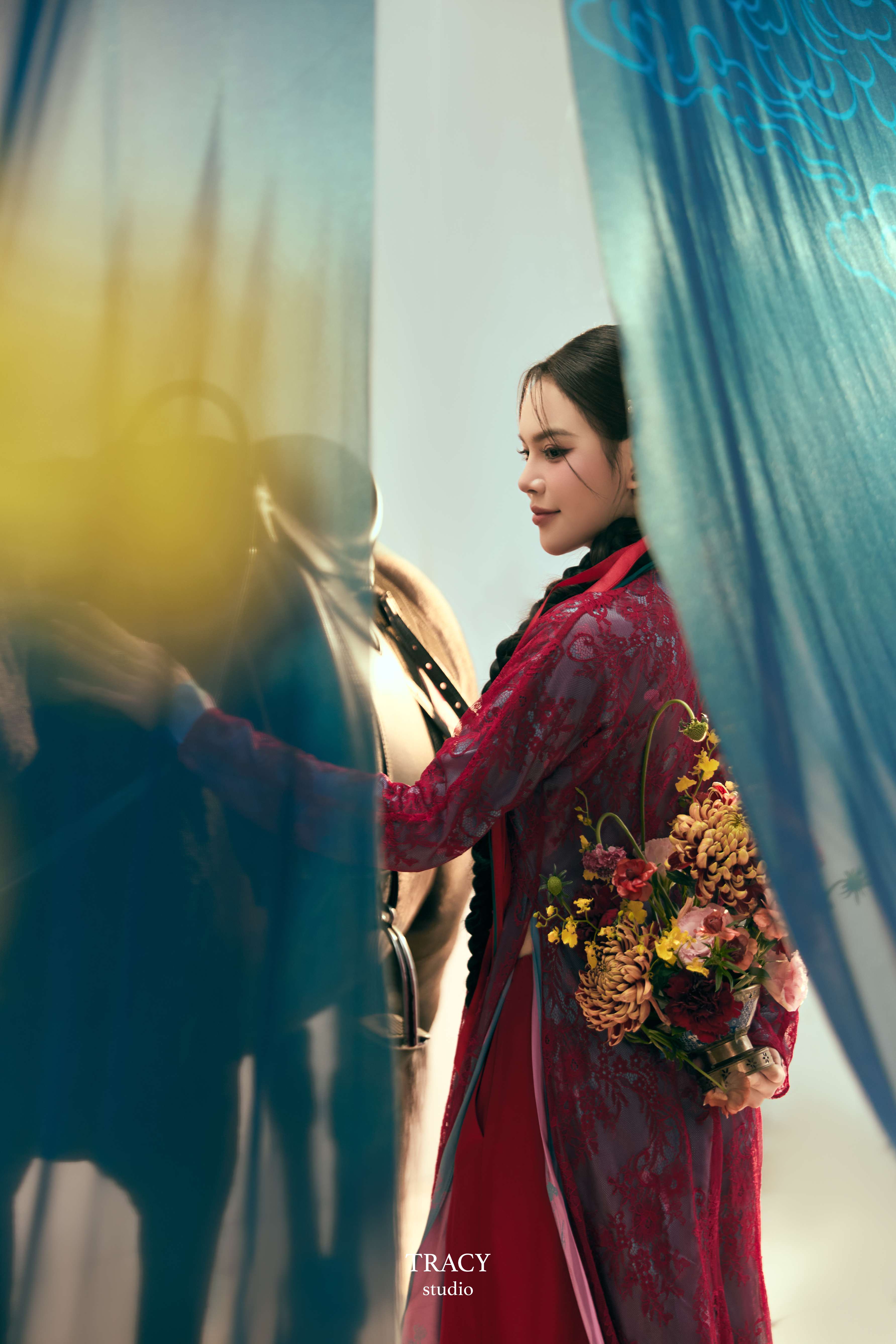 frontend/img/gallery/anh-tet-yem-ao-dai/tracy-studio-chup-concept-ma-dao-thanh-cong (11).jpg